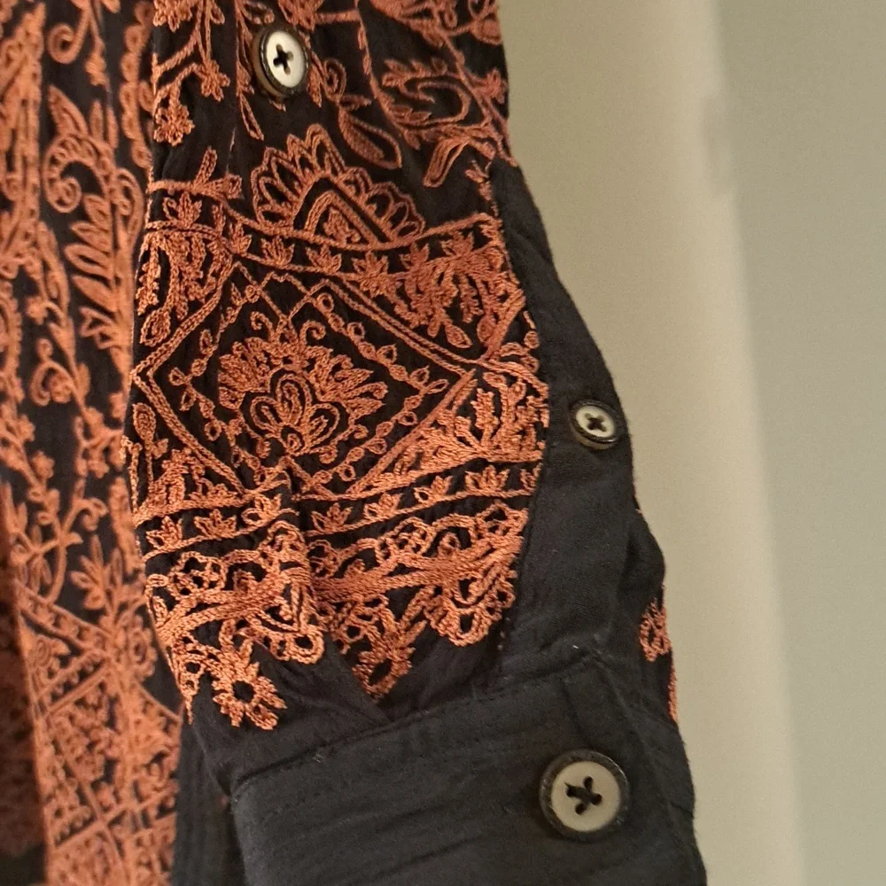 John Mark Black & Multi Color W/ Embroidered Detail Slit Side Schaket SzL EUC - Picture 4 of 11